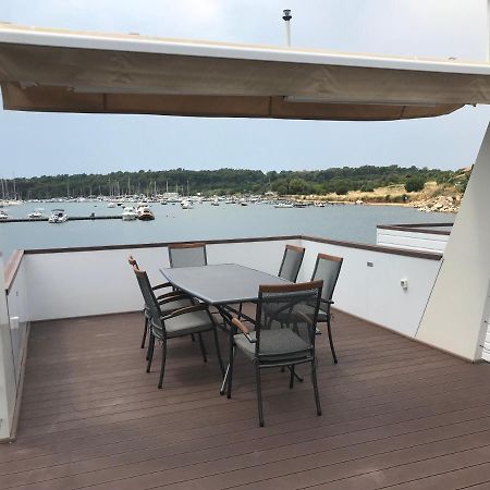 Floating House Varoni Пула Екстериор снимка