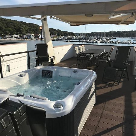 Floating House Varoni Пула Екстериор снимка