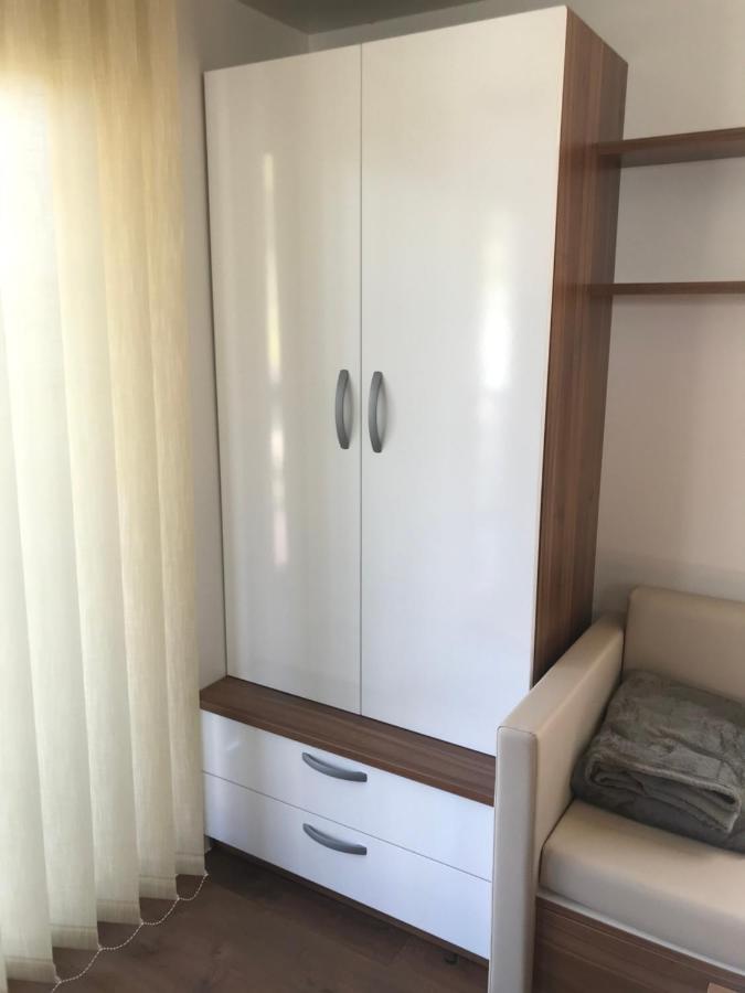 Floating House Varoni Пула Екстериор снимка