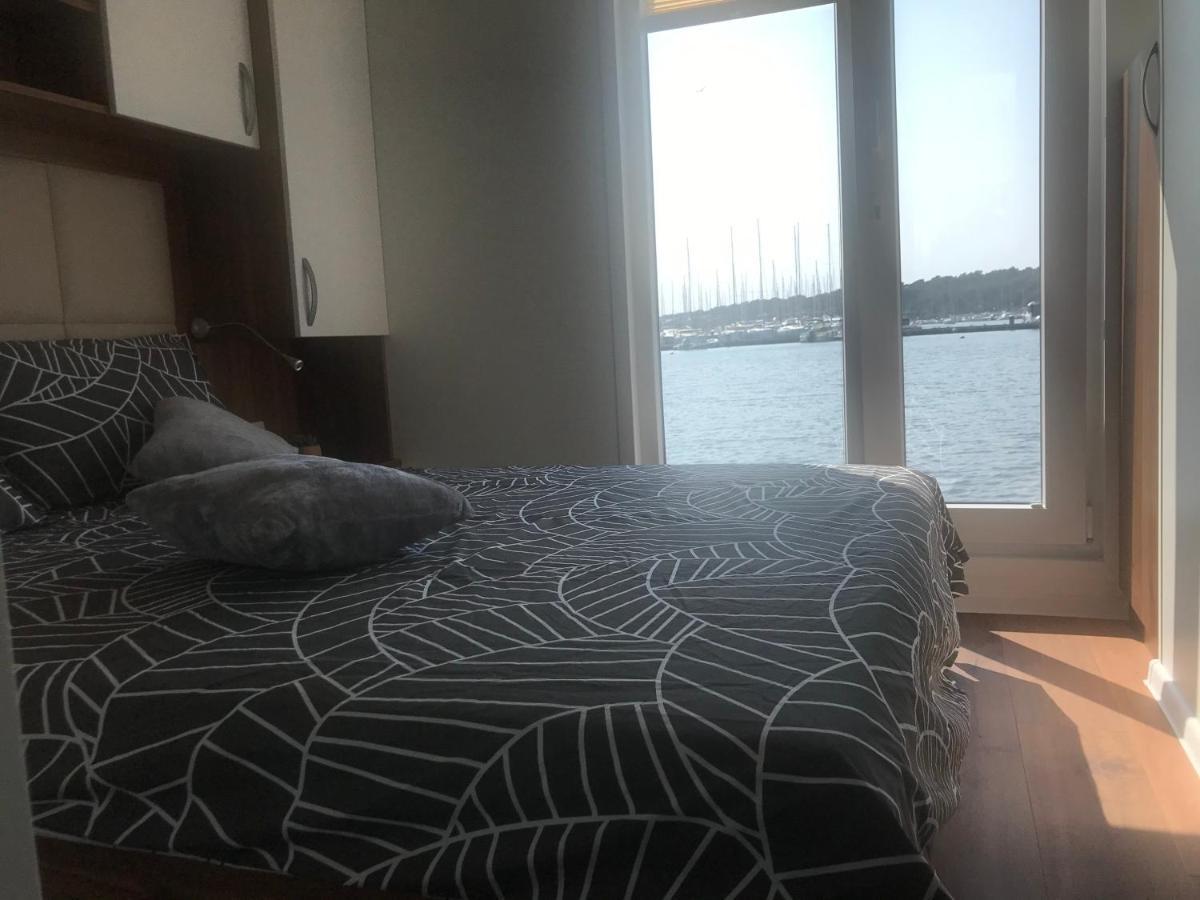 Floating House Varoni Пула Екстериор снимка
