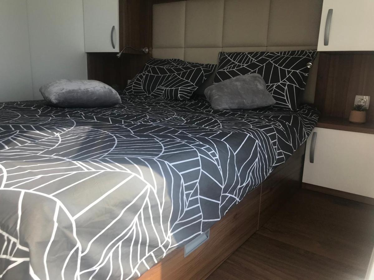 Floating House Varoni Пула Екстериор снимка