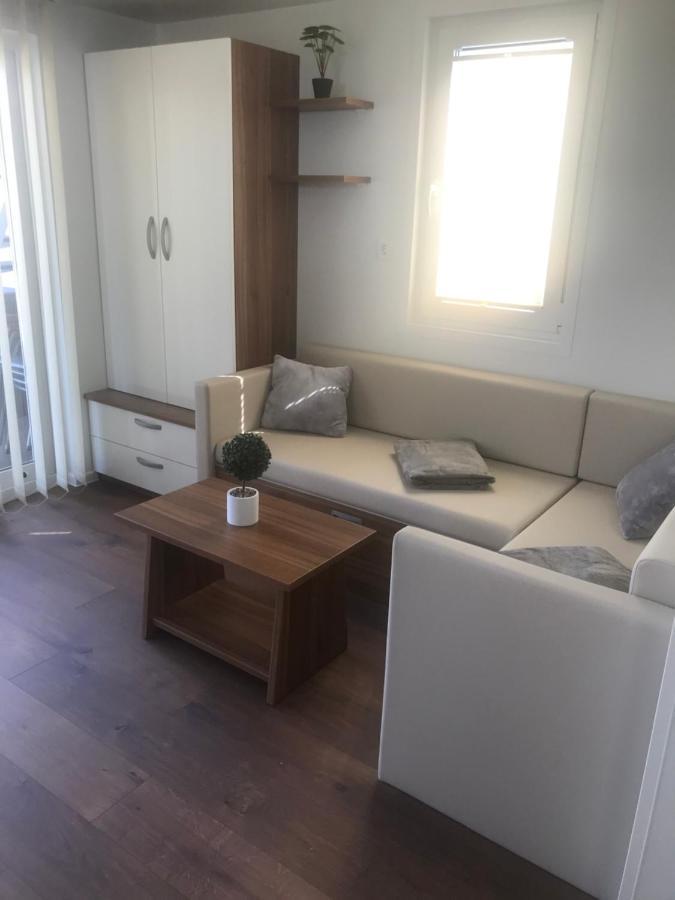 Floating House Varoni Пула Екстериор снимка
