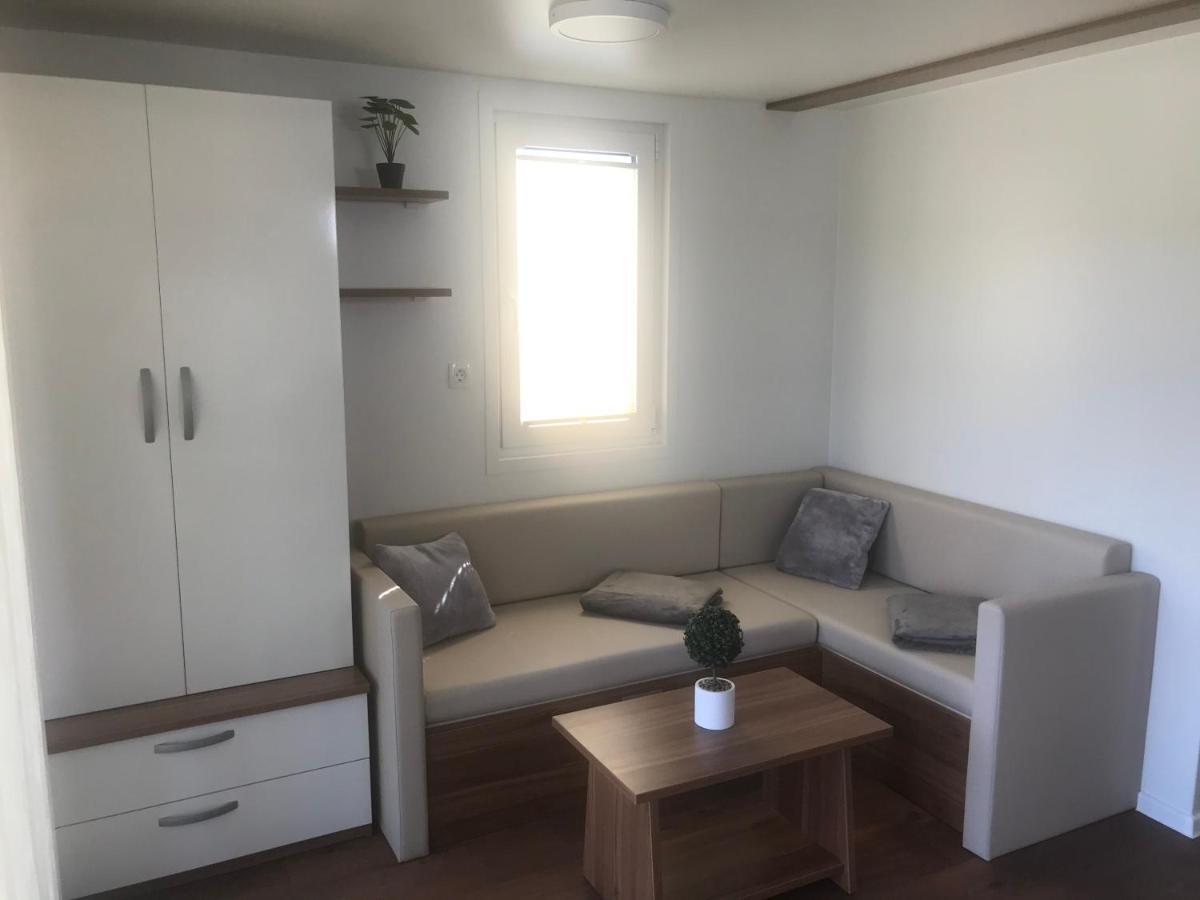 Floating House Varoni Пула Екстериор снимка