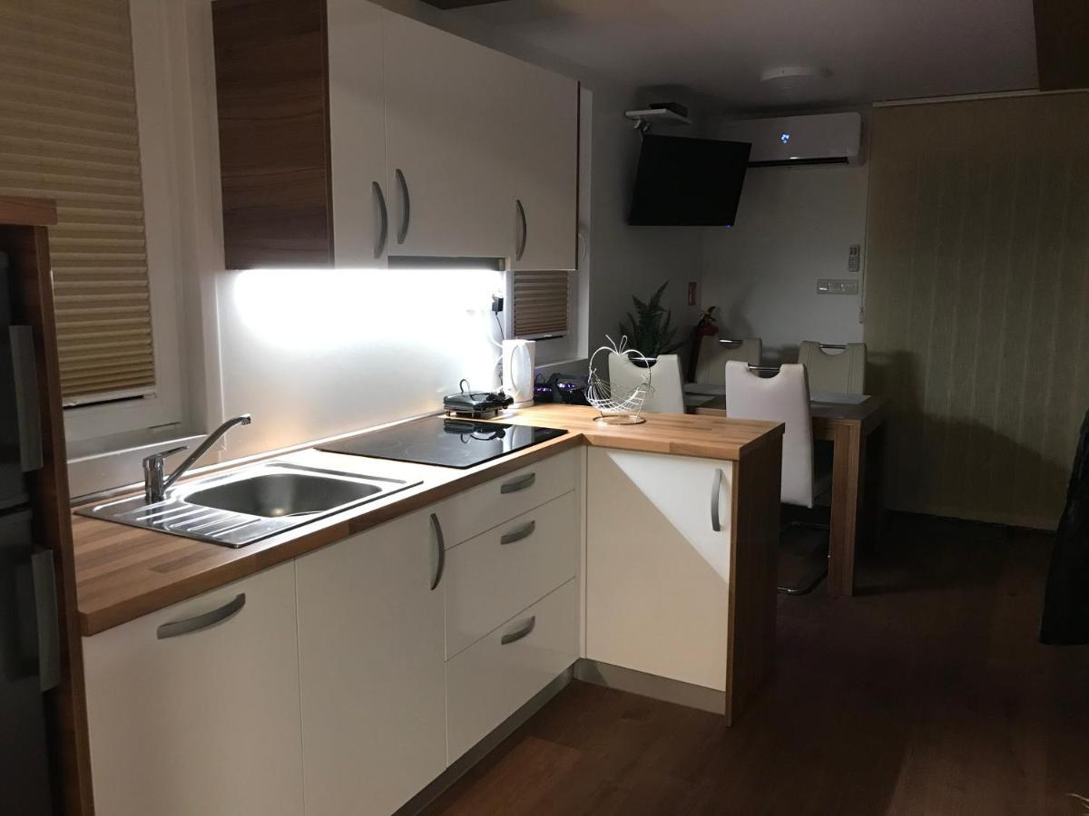 Floating House Varoni Пула Екстериор снимка