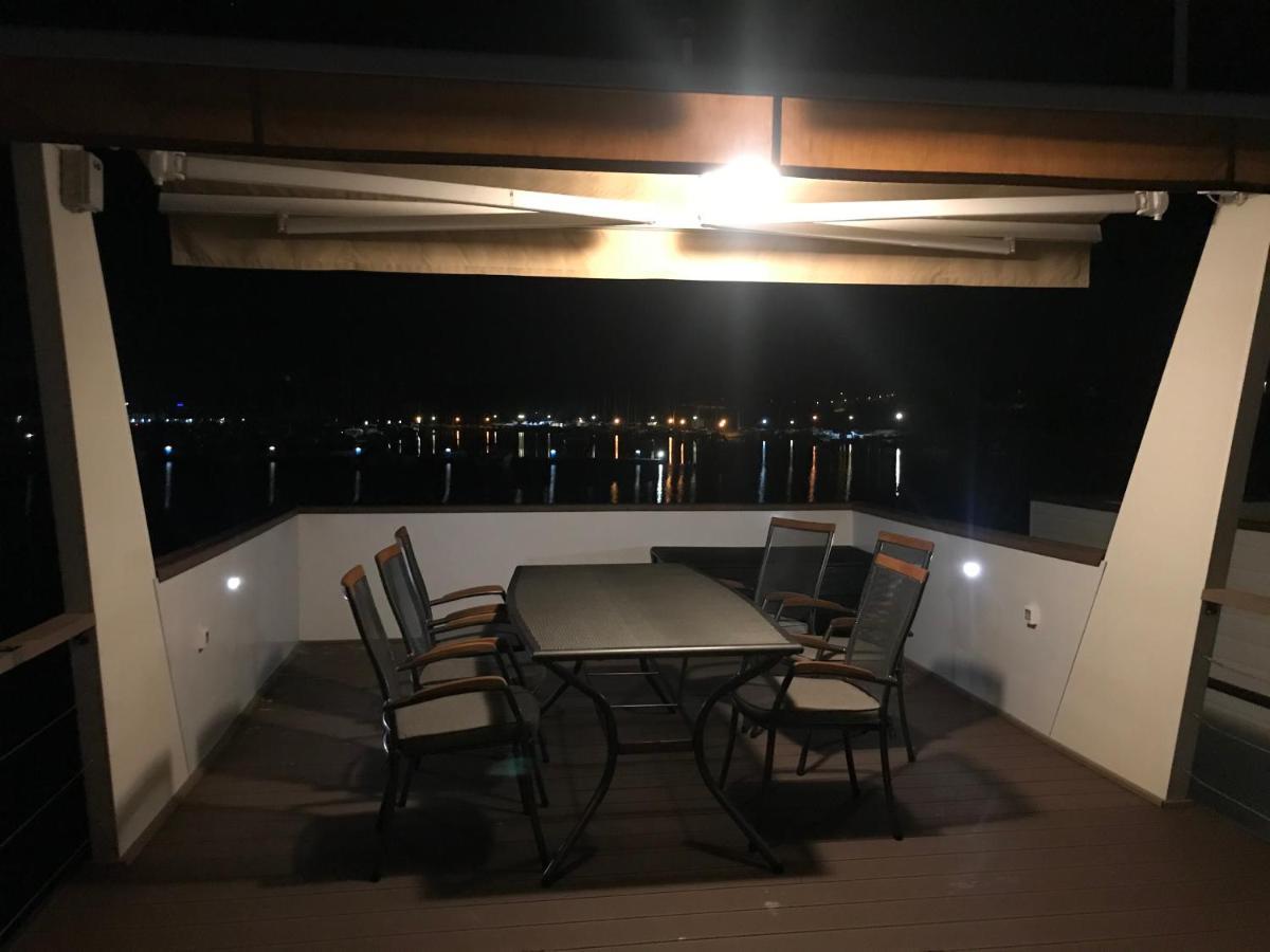 Floating House Varoni Пула Екстериор снимка