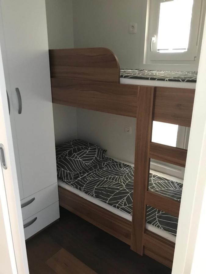Floating House Varoni Пула Екстериор снимка