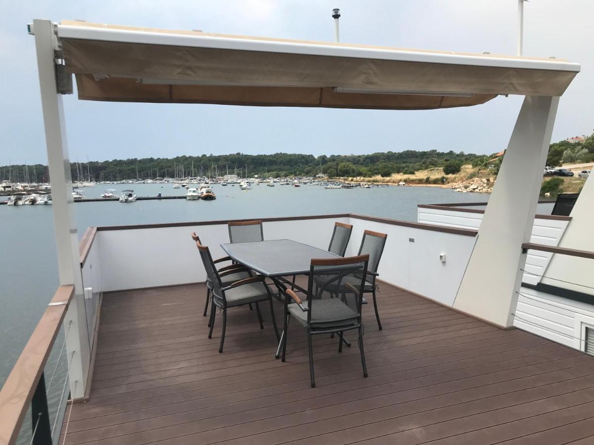 Floating House Varoni Пула Екстериор снимка