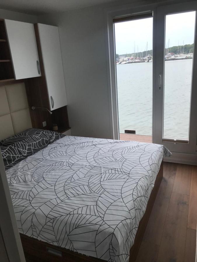 Floating House Varoni Пула Екстериор снимка