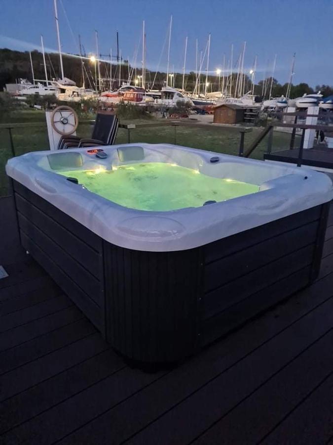 Floating House Varoni Пула Екстериор снимка
