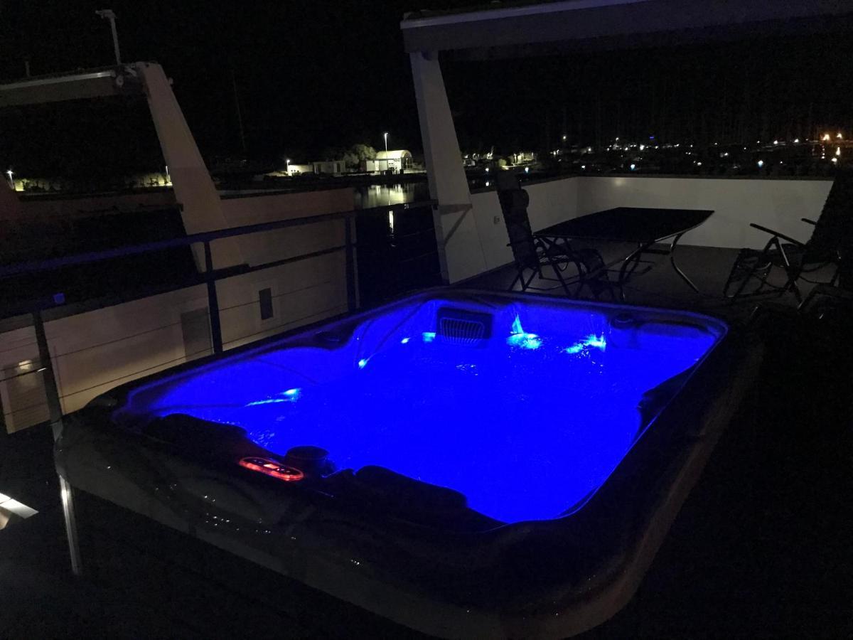 Floating House Varoni Пула Екстериор снимка