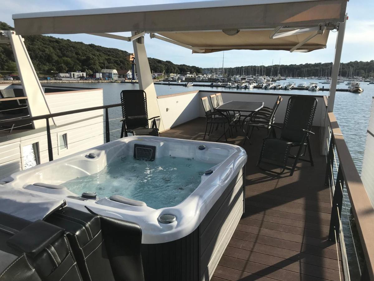Floating House Varoni Пула Екстериор снимка